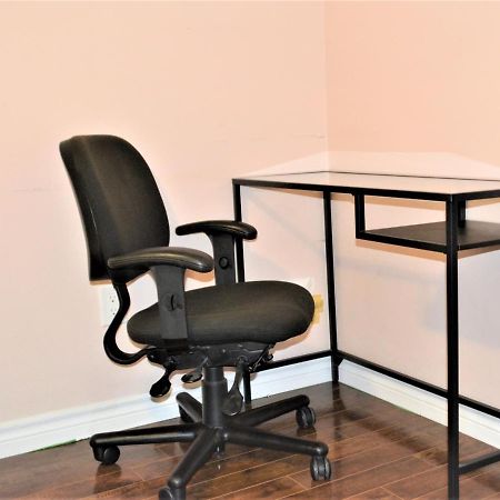 Beautiful And Spacious Basement Apartment แบรมพ์ตัน ภายนอก รูปภาพ