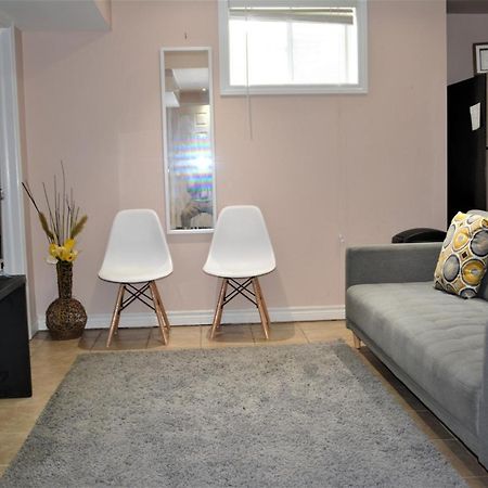 Beautiful And Spacious Basement Apartment แบรมพ์ตัน ภายนอก รูปภาพ