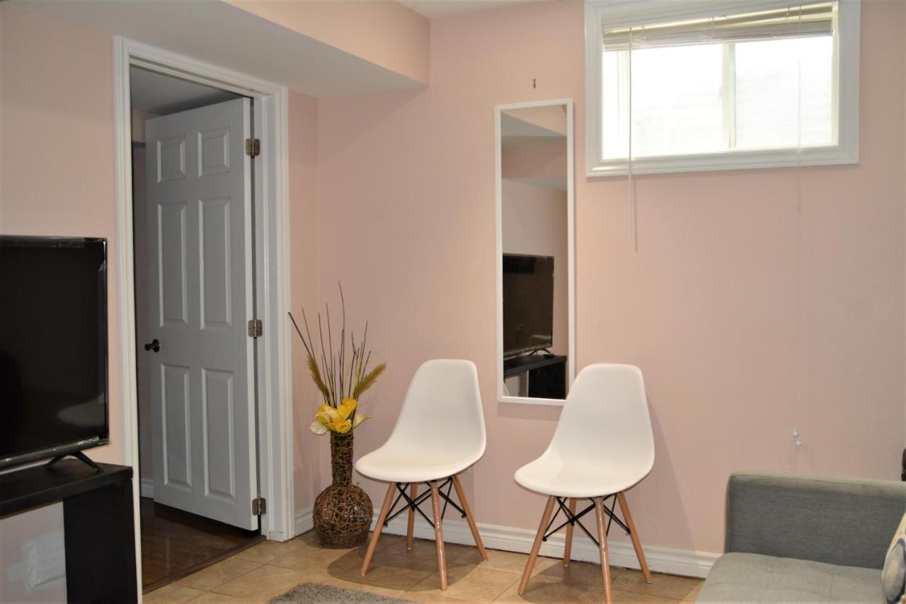 Beautiful And Spacious Basement Apartment แบรมพ์ตัน ภายนอก รูปภาพ