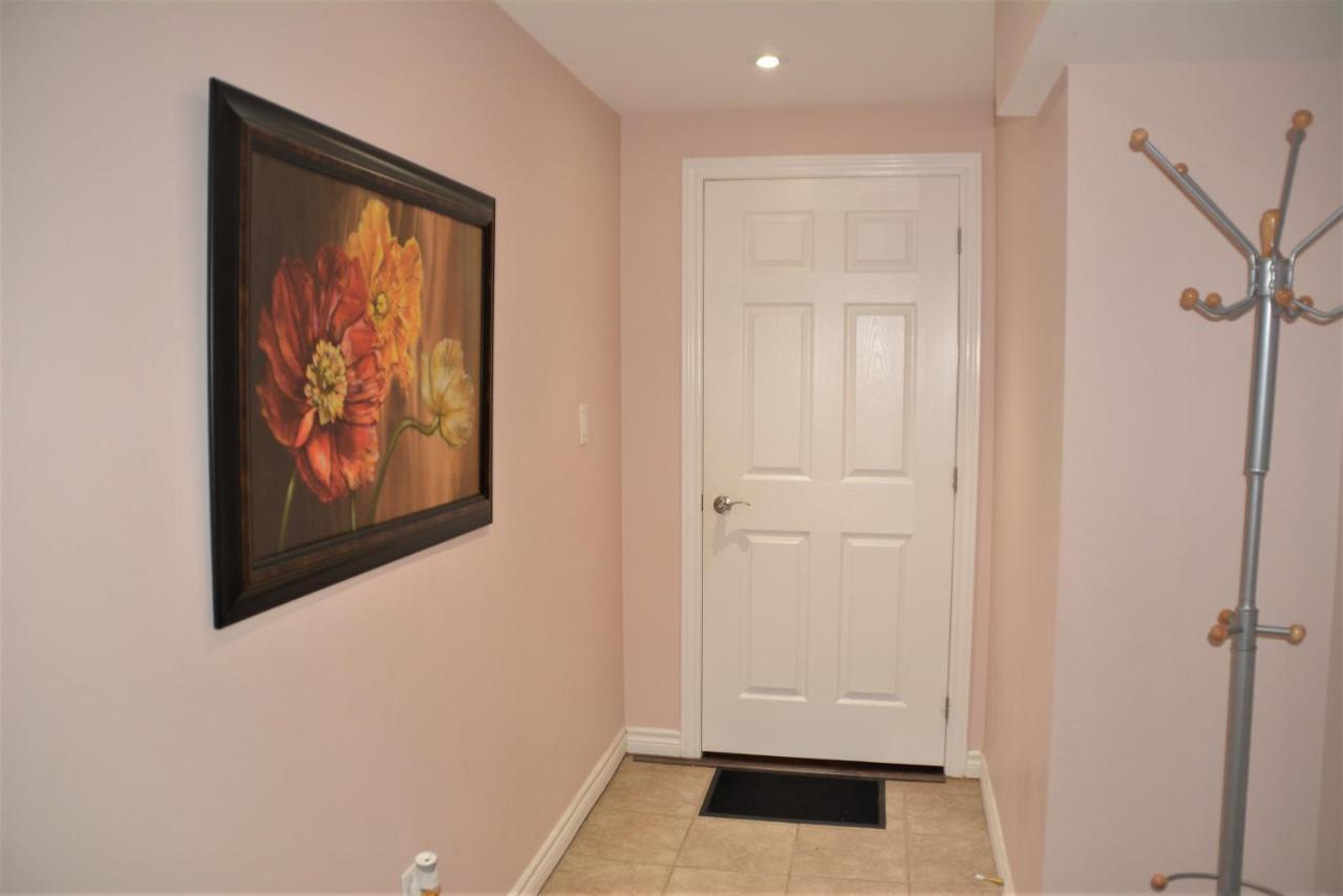 Beautiful And Spacious Basement Apartment แบรมพ์ตัน ภายนอก รูปภาพ