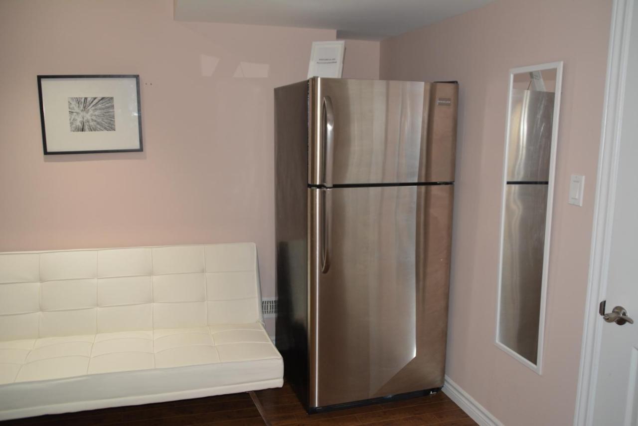 Beautiful And Spacious Basement Apartment แบรมพ์ตัน ภายนอก รูปภาพ