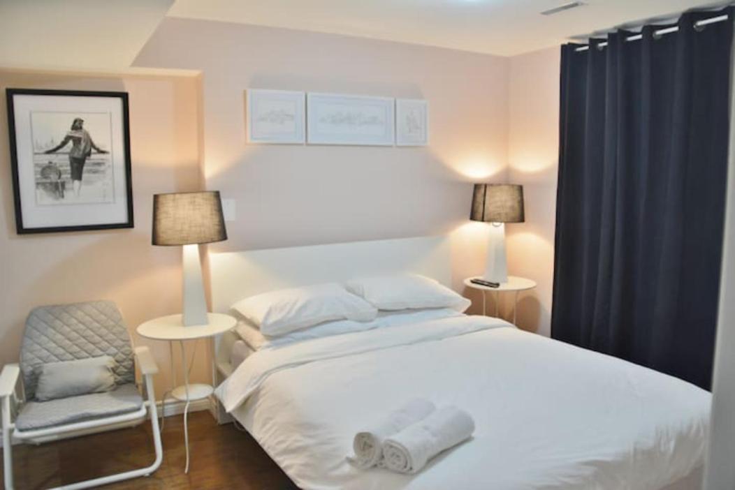 Beautiful And Spacious Basement Apartment แบรมพ์ตัน ภายนอก รูปภาพ