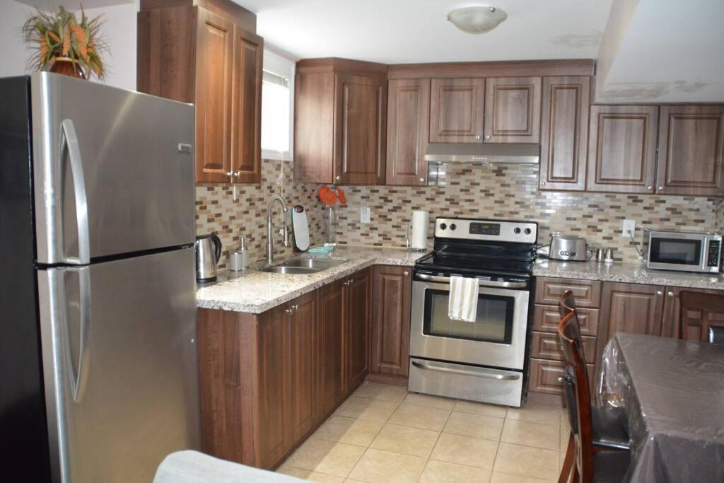 Beautiful And Spacious Basement Apartment แบรมพ์ตัน ภายนอก รูปภาพ