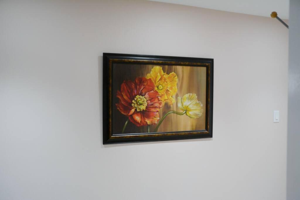 Beautiful And Spacious Basement Apartment แบรมพ์ตัน ภายนอก รูปภาพ