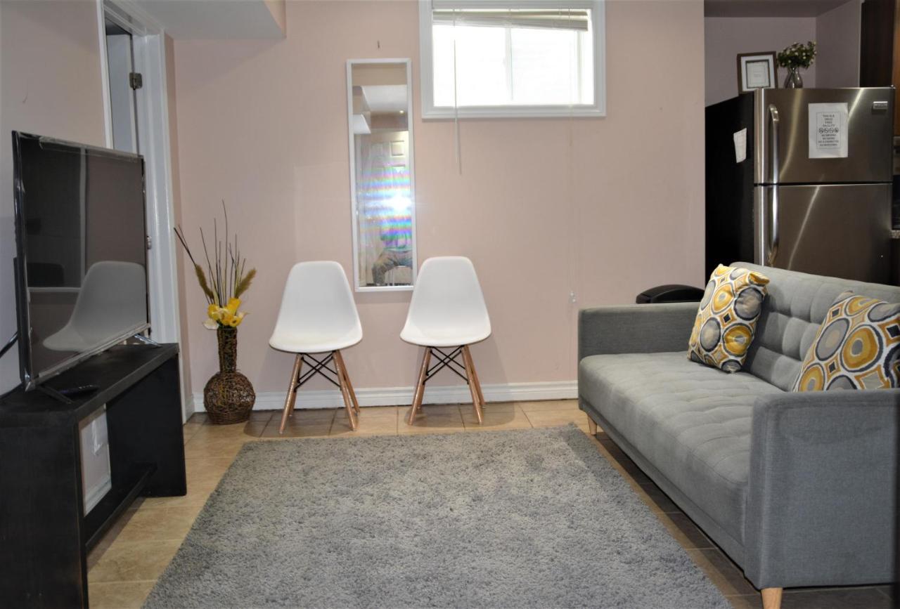 Beautiful And Spacious Basement Apartment แบรมพ์ตัน ภายนอก รูปภาพ