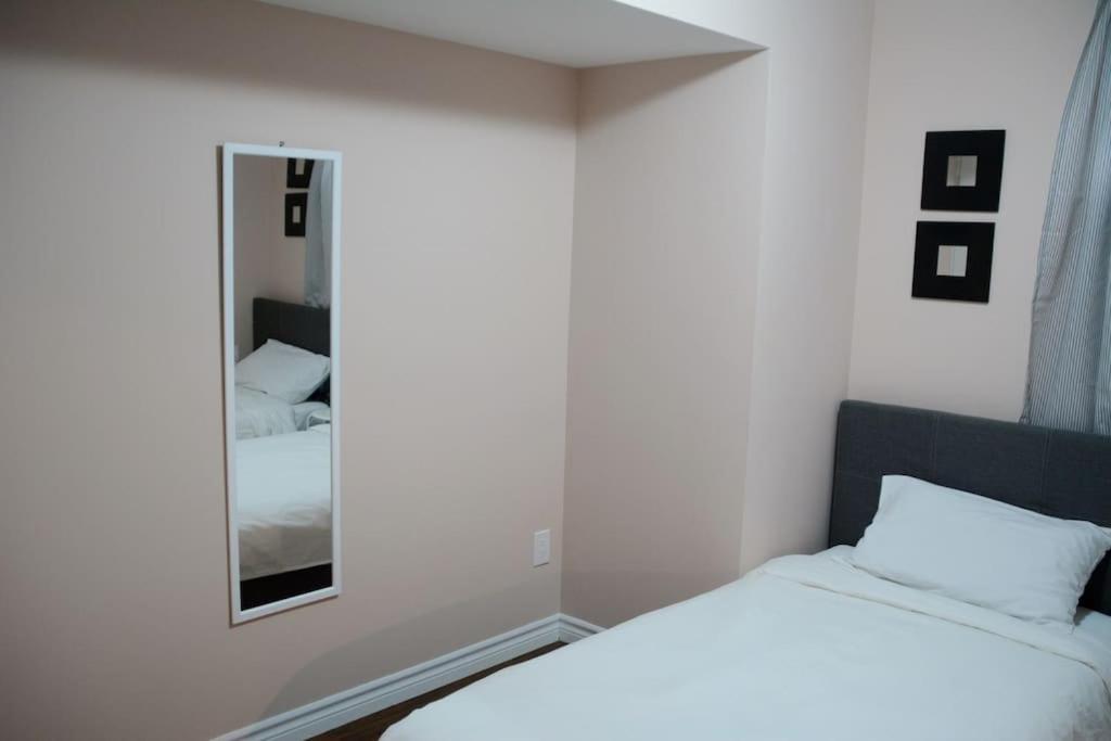Beautiful And Spacious Basement Apartment แบรมพ์ตัน ภายนอก รูปภาพ