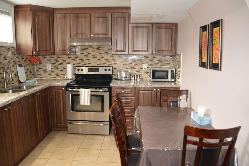 Beautiful And Spacious Basement Apartment แบรมพ์ตัน ภายนอก รูปภาพ