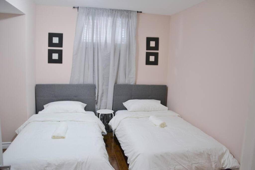 Beautiful And Spacious Basement Apartment แบรมพ์ตัน ภายนอก รูปภาพ