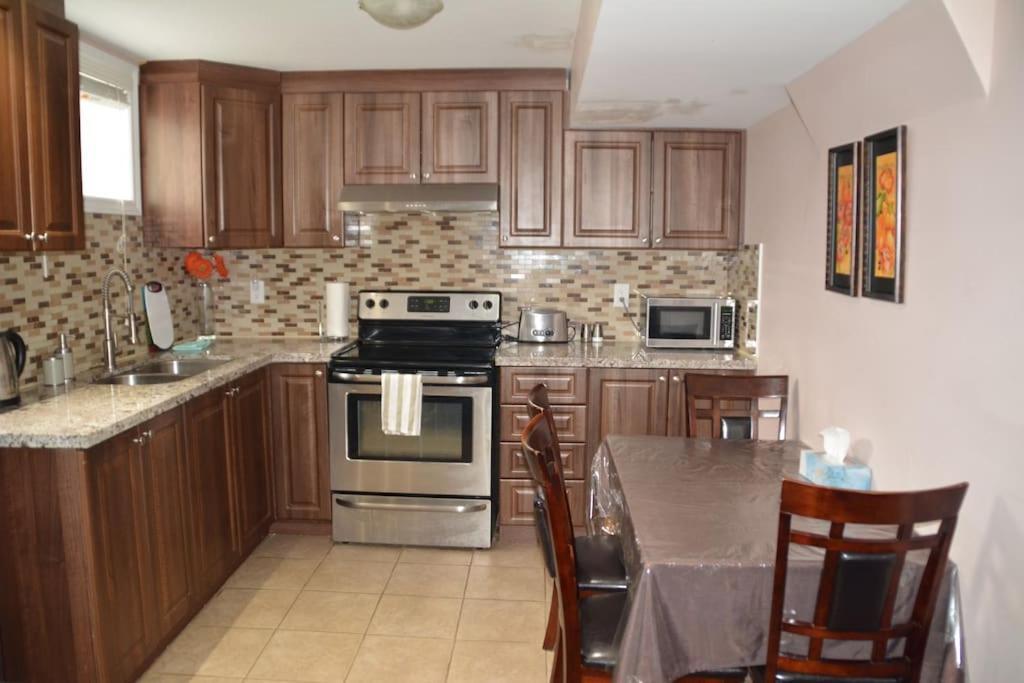 Beautiful And Spacious Basement Apartment แบรมพ์ตัน ภายนอก รูปภาพ