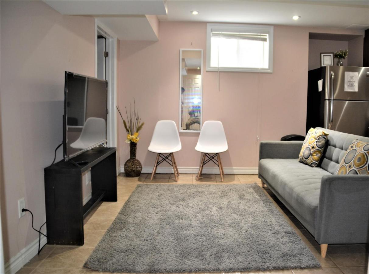 Beautiful And Spacious Basement Apartment แบรมพ์ตัน ภายนอก รูปภาพ