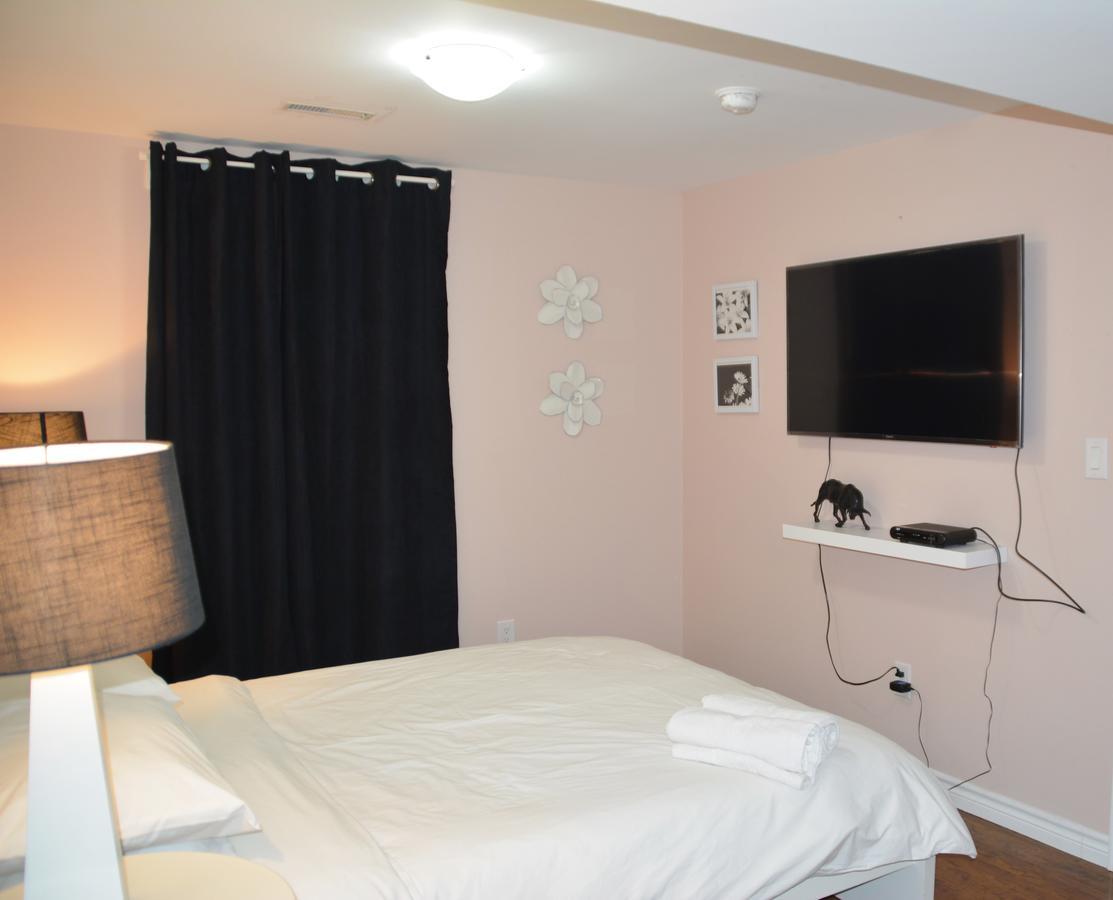 Beautiful And Spacious Basement Apartment แบรมพ์ตัน ภายนอก รูปภาพ