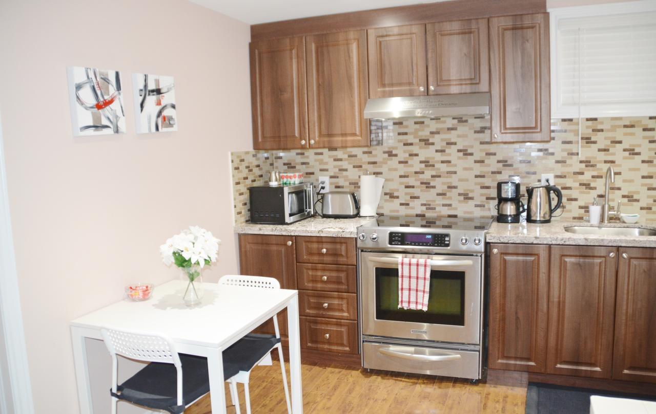 Beautiful And Spacious Basement Apartment แบรมพ์ตัน ภายนอก รูปภาพ