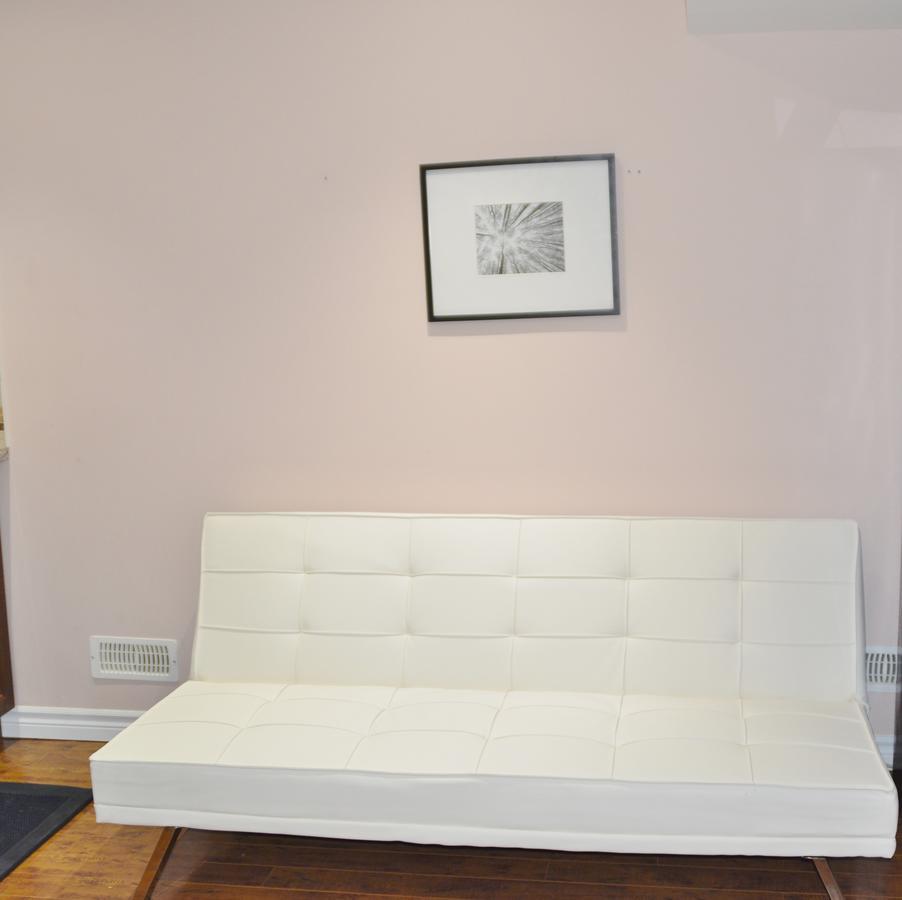 Beautiful And Spacious Basement Apartment แบรมพ์ตัน ภายนอก รูปภาพ