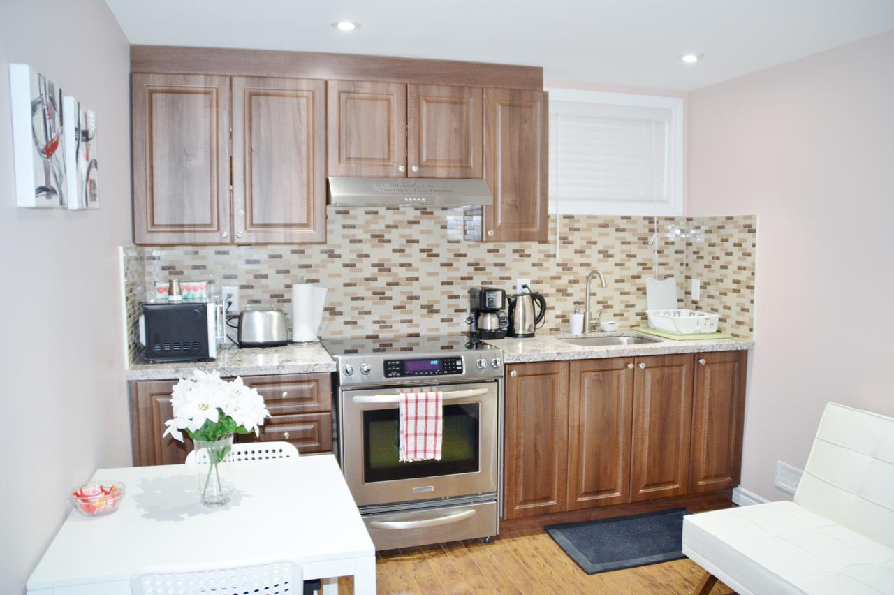 Beautiful And Spacious Basement Apartment แบรมพ์ตัน ภายนอก รูปภาพ
