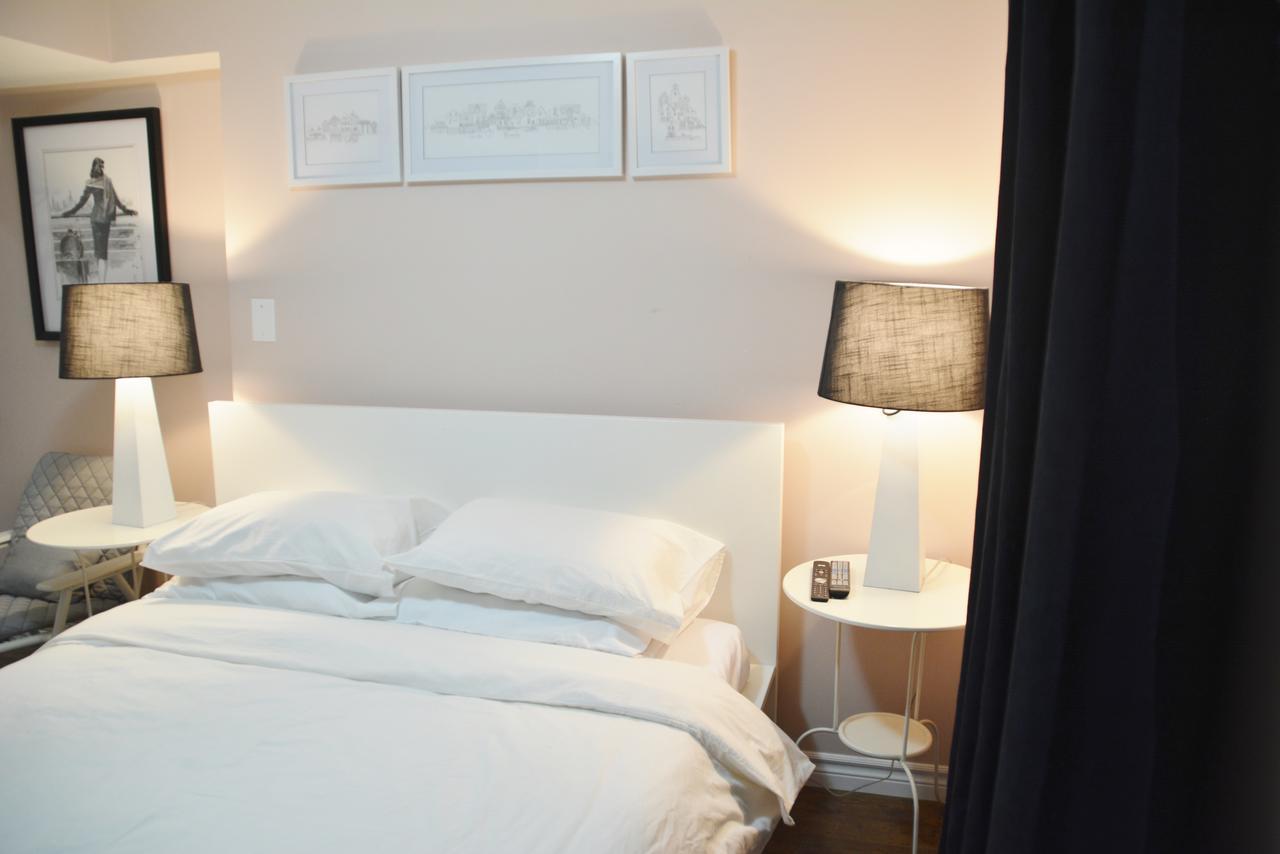 Beautiful And Spacious Basement Apartment แบรมพ์ตัน ภายนอก รูปภาพ