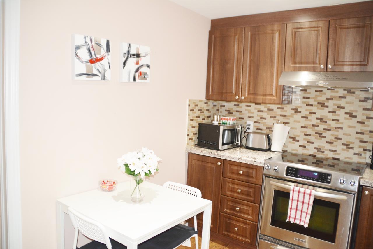 Beautiful And Spacious Basement Apartment แบรมพ์ตัน ภายนอก รูปภาพ