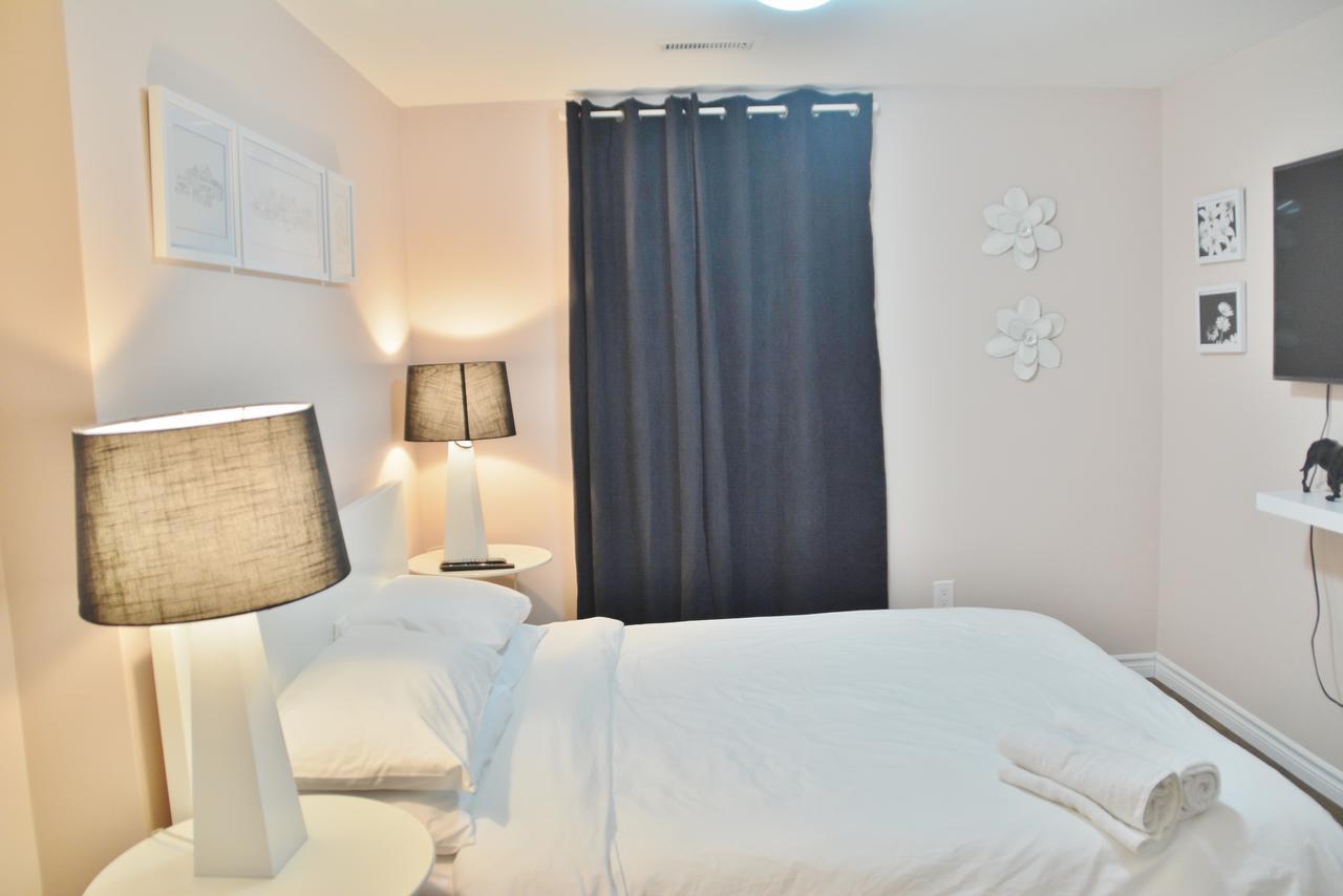 Beautiful And Spacious Basement Apartment แบรมพ์ตัน ภายนอก รูปภาพ
