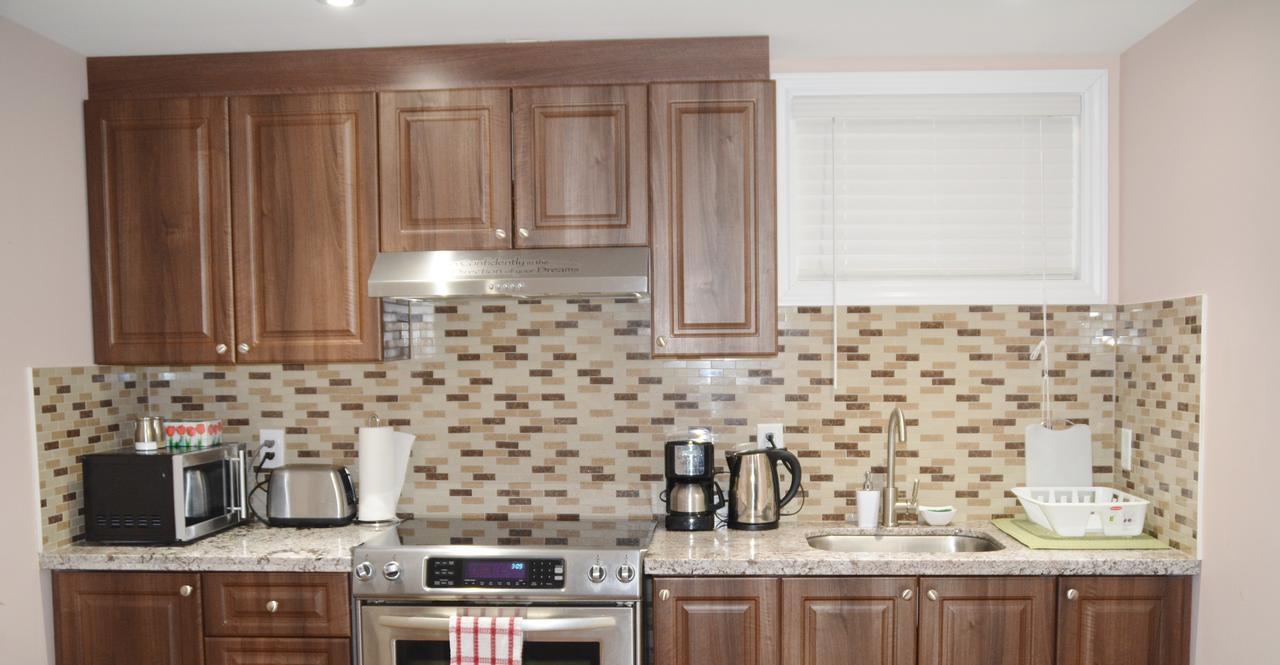 Beautiful And Spacious Basement Apartment แบรมพ์ตัน ภายนอก รูปภาพ