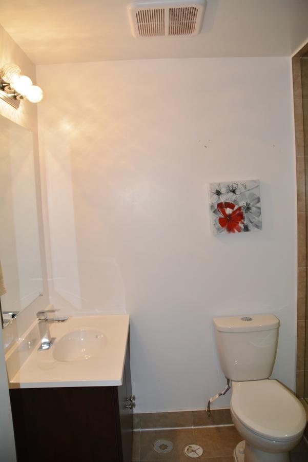 Beautiful And Spacious Basement Apartment แบรมพ์ตัน ภายนอก รูปภาพ